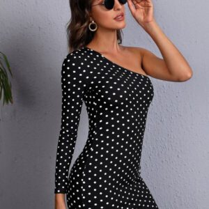 woman wearing black mini polka dot dress with one sleeve γυναικα φοραει μαυρο μινι πουα φορεμα μ ενα μανικι